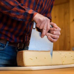 Käse Schwarz – Christoph Schwarz Beim Käsezuschnitt – Foto: Michael Kreyer
