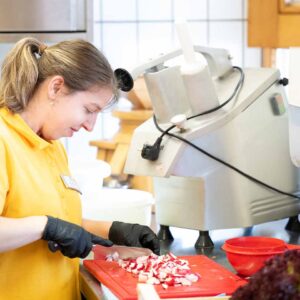 Im Pflegewohnheim Sulzberg Wird Der Frische Salat Zubereitet – Foto Alexandra Serra