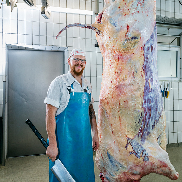 Portrait Philipp Sontag mit Schlachtkörper_ Foto Stefan Kuhn Potography Portrait Philipp Sontag mit Schlachtkörper_ Foto Stefan Kuhn Potography