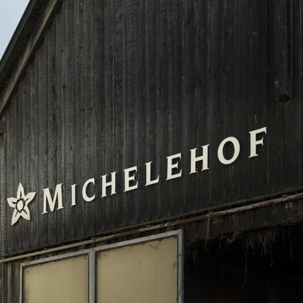 Das Logo des Michelehofs prangt groß über dem Hof.
