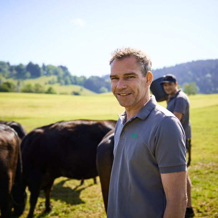 Ein glücklicher Wolfgang Rigo bei seinen Rindern auf der Weide am Peterlehof (Fotograf: Pallinger) Ein glücklicher Wolfgang Rigo bei seinen Rindern auf der Weide am Peterlehof (Fotograf: Pallinger)