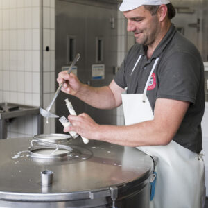 Senner Bernd Geiger Entnimmt Milchproben (Foto: Michael Kreyer)