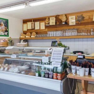 Verkaufstheke Mit Produkten Der Alpe Parpfienz – Foto Manuelpaul.com