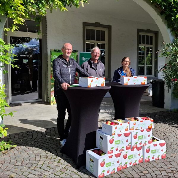 Ländle Apfel PK 2026 mit Marcel Strauß (Ländle Marketing), Jens Blum (Ländle Apfel Produzent) und Natalie Ströhle (LK Vorarlberg) - v.l.n.r.